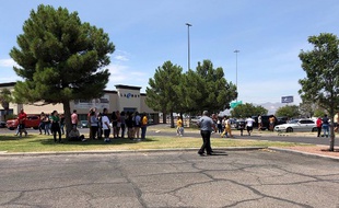 Des personnes rassemblées devant le centre commercial Cielo Vista à El Paso, le 3 août 2019.