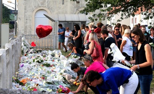 Rassemblement en hommage aux quatre victimes de l'accident mortel à un passage à niveau dans la Marne.