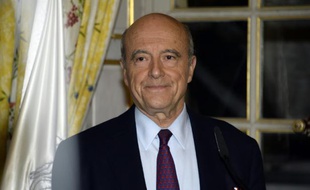 Le maire de Bordeaux Alain Juppé arrive à une conférence de presse à Bordeaux le 6 décembre 2015