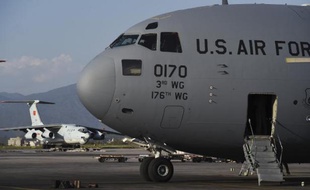 Un avion militaire américain, le 3 mai 2015 sur l'aéroport de Katmandou