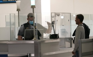 Un contrôle douanier à l’aéroport international de Miami, le 20 novembre 2020.