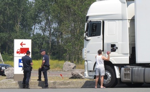 Routier près d'une cafétéria à Marck près de Calais