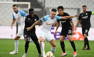 Lucas Ocampos conserve comme il peut le ballon.