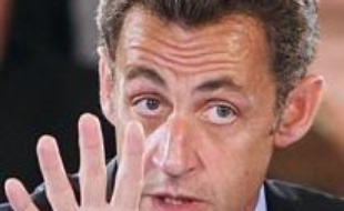 Le président Nicolas Sarkozy s'en est pris mercredi à la presse, l'accusant notamment de ne pas avoir suffisamment relayé la condamnation de Ségolène Royal dans l'affaire de ses ex-collaboratrices, selon des participants à une réception des députés UMP à l'Elysée.