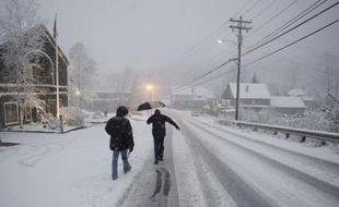 Le trafic aérien sur la côte Est des Etats-Unis était revenu à la normale dimanche après d'importantes chutes de neige, historiques pour la saison, qui ont fait trois morts et privé d'électricité trois millions de foyers.
