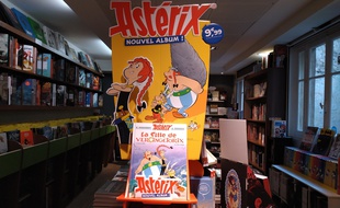 L'un des présentoirs installé dans la librairie « Bulles de salon » à Paris 15, pour la sortie du nouvel album d'Astérix.
