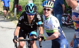 Richie Porte aidé par Simon Clarke le 19 mai 2015.