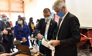 La région Auvergne-Rhône-Alpes expérimente des purificateurs d'air dans ses lycées pour enrayer la propagation du coronavirus.