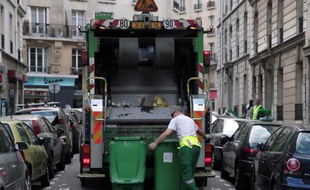 Un camion de collecte des déchets, à Paris le 1er octobre 2012