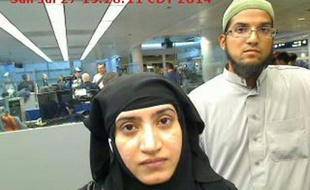 Les deux tueurs de San Bernardino Syed Farook (g) et sa femme Tashfeen Malik en transit à la douane de l'aéroport international de Chicago, le 27 juillet 2014