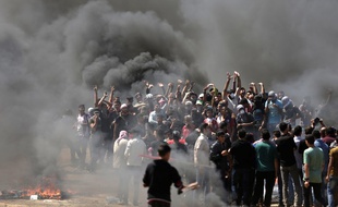 Les Palestiniens manifestent le long de la frontière israélienne, le 14 mai 2018.