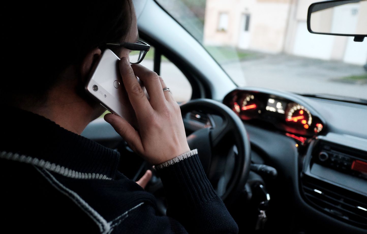 Stationnée à la va vite car au téléphone, une femme de 53 ans n'a pas apprécié la remarque d'une conductrice