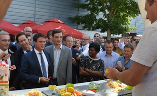 Manuel Valls est reparti de la Foire européenne les bras chargés d'un certain nombre de cadeaux, dont ce presse-citron.