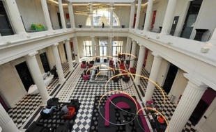 Dans les anciennes cellules des prisonniers en attente de jugement, on a installé des salles de spa, de fitness et on dîne désormais dans l'ancienne salle d'assises: l'ancien palais de justice de Nantes a rouvert ses portes, 12 ans après ses dernières audiences, transformé en hôtel de luxe, une première en France.