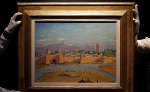 La toile peinte par Winston Churchill et intitulée « La tour de la mosquée Koutoubia », lors de sa présentation par Christie's à Londres le 17 février 2021.