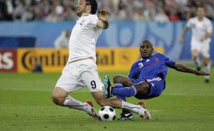 Italy's Luca Toni (L) is fouled in the penalty area by France's Eric Abidal during their Group C Euro 2008 soccer match at Letzigrund stadium in Zurich, June 17, 2008. REUTERS/Max Rossi (SWITZERLAND)