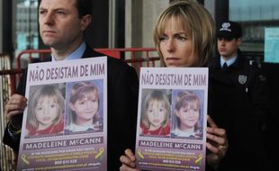 Gerry et Kate McCann posent avec le portrait de leur fille Madeleine "Maddie", disparue au Portugal en 2007.