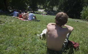 Des parisiens bronzent aux Buttes-Chaumont (19e).