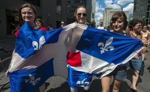 Une manifestation rassemblant environ 300 personnes dans le centre de Montréal a marqué mercredi la reprise de la mobilisation étudiante contre le hausse des frais de scolarité, une semaine après le lancement de la campagne électorale pour des législatives anticipées.