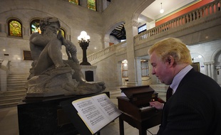 Tony Hill, le président de l'association qui organise des concerts sur les cloches de la mairie de Minneapolis, a rendu hommage à Prince, le 24 avril 2016.