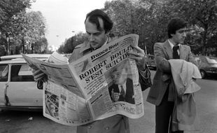 Photo prise le 30 octobre 1979, à Paris, d'un badaud lisant «France-Soir» qui titre en Une «Robert Boulin s'est suicidé».