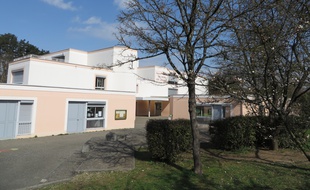 Villefontaine, le 24 Mars 2015, le directeur du groupe scolaire Mas du Raz, est soupçonné d'avoir violé des enfants de son établissement. Trois familles ont porté plainte.
