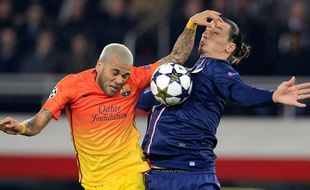 Daniel Alves à la lutte avec Zlatan Ibrahimovic lors du match entre le PSG et Barcelone le 2 avril 2013.