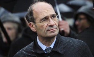 Le procureur général près la Cour de cassation Jean-Louis Nadal a annoncé avoir saisi mardi la commission des requêtes de la Cour de justice de la République (CJR) du cas d'Eric Woerth, qu'il soupçonne de favoritisme et de prise illégale d'intérêts lors de la cession de l'hippodrome de Compiègne.