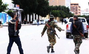 Les deux groupes armés libyens qui s'affrontaient au sud de Tripoli ont réglé leur conflit par un échange de prisonniers et ont accepté un cessez-le-feu, ont indiqué lundi des responsables locaux.