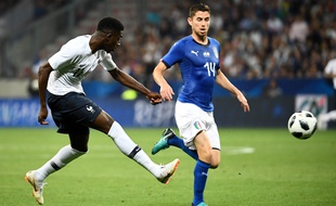 Ousmane Dembélé inscrit un 3e but pour les Tricolores.