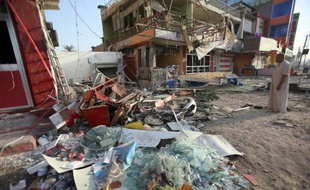 Des attentats mercredi en Irak ont fait plus de 30 morts, dont 18 parmi deux familles chiites tués lorsque leurs maisons ont été dynamitées de nuit alors qu'ils dormaient, a-t-on appris de sources sécuritaires et médicales.
