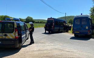 Tout le secteur autour de Lardin-Saint-Lazare est bouclé par un important dispositif de gendarmes