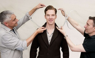Benedict Cumberbatch se fait prendre les mesures pour Madame Tussauds, en 2014.