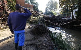 Un habitant de la ville de Biot, dimanche 4 octobre 2015, après une nuit de pluies diluviennes.