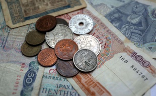 Des pièces et des billets en drachmes. La drachme est la monnaie qui avait cours en Grèce avant le passage à l'euro.