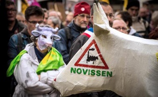Des partisans de la Confédération paysanne manifestent devant le tribunal d'Amiens, pour soutenir les membres de ce syndicat agricole poursuivis pour dégradations dans une ferme industrielle