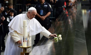 Le pape François prie pour les victimes du 11 septembre 2001, au mémorial du 11-Septembre, le 25 septembre 2015 à New York