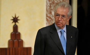 Le chef du gouvernement Mario Monti, qui a demandé aux Italiens de lourds sacrifices pour sauver le pays, a reçu lundi le satisfecit des marchés pour son plan anti-crise qu'il doit présenter dans la journée au Parlement alors que s'ouvre une semaine cruciale pour la zone euro.
