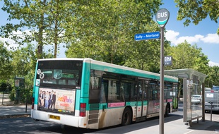 Le 9 juillet, à Paris. Le bus de la ligne 67 devant un Abribus, à l'arrêt Sully-Morland.