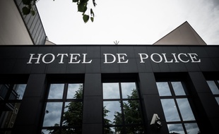 Un hôtel de police. (illustration)