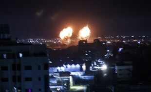 Explosions dans la bande de Gaza après des frappes aériennes israéliennes dans la nuit du 15 au 16 juin 2021.