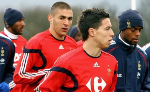 Les joueurs de l'équipe de France, Karim Benzema (en rouge à gauche), et Samir Nasri, lors d'un entraînement à Clairefontaine, le 27 mars 2007.