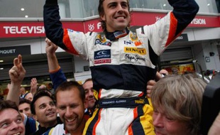 Fernando Alonso, le pilote espagnol de Renault, célébrant sa victoire lors du Grand Prix du Japon, le 12 octobre 2008.