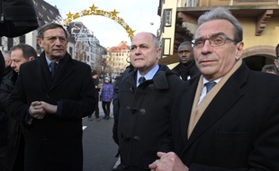 Robert Herrmann (à gauche) et Roland Ries (à droite), entourent l'éphémère ministre de l'Intérieur Bruno Le Roux. (archives)