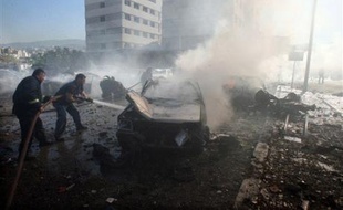 Au moins dix personnes ont été tuées, dont un responsable de la sécurité libanaise, dans un attentat à la bombe qui a visé vendredi un convoi des forces de sécurité près de Beyrouth, selon des sources des services de sécurité et militaires.