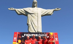 Bebeto et Mario Zagalo posent pour la fifa devant le Corcovado, le 12 septembre 2013 à Rio.