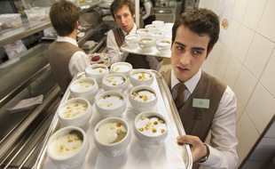 Des jeunes serveurs travaillent dans une brasserie (illustration).