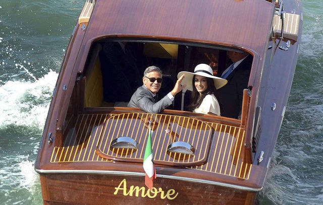Puisque notre point de départ était Jeff Bezos et Lauren Sanchez à Venise, comment ne pas évoquer George Clooney et Amal Alamuddin ? C’était LE mariage glamour de 2014, là aussi sur les canaux italiens. L’info d’une note de 13 millions de dollars a tourné, mais elle a depuis été ramenée à moins de 2 millions, selon les médias américains. En tout cas, chaque invité est reparti avec un iPod.