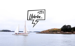 Illustration d'un voilier dans le golfe du Morbihan.