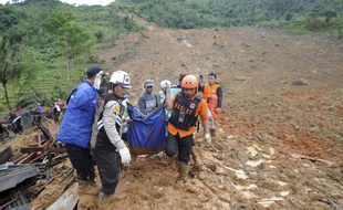 Les secours portent le corps d'une victime du glissement de terrain survenu le 31 décembre sur l'île de Java (Indonésie).